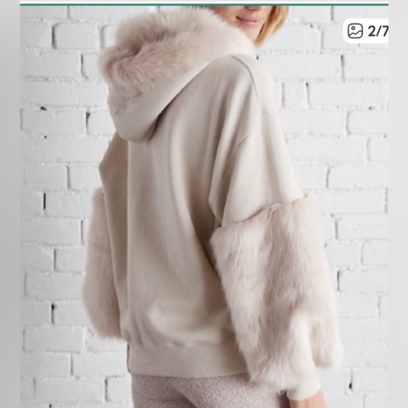 Women's Cream Hooded Sweater medium express one eleven faux fur cozy Christmas - Picture 2 of 10